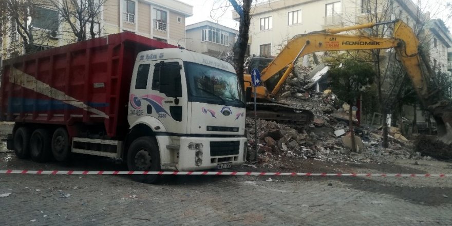 Depremde Hasar Gören Binayı Yıkan Kepçe, Sağlam Binaya Da Zarar Verdi