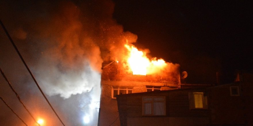 Beyoğlu’nda İki Binanın En Üst Katları Alev Alev Yanarak Kül Oldu