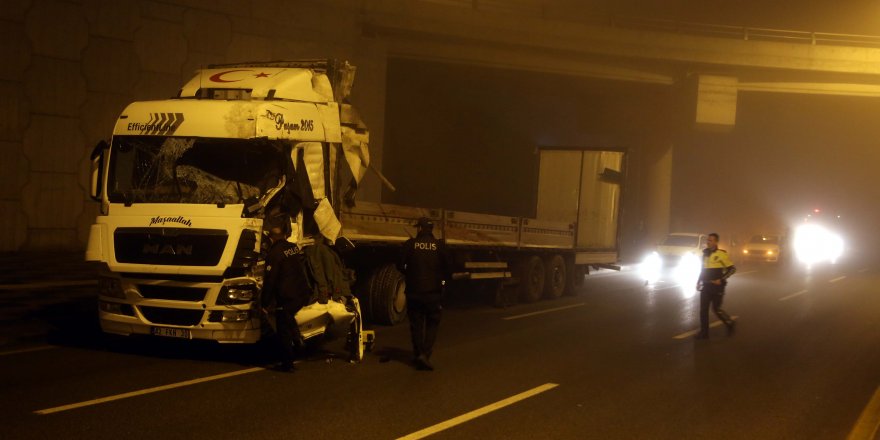 ANKARA'DA TIR, REFÜJDEKİ AYDINLATMA DİREĞİNE ÇARPTI: 1 ÖLÜ