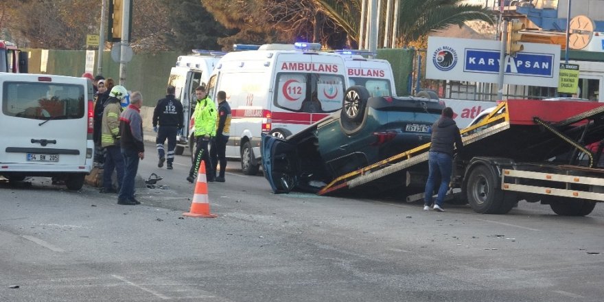 Engelli Çocukları Taşıyan Servis Minibüsü İle Otomobil Çarpıştı: 5 Yaralı