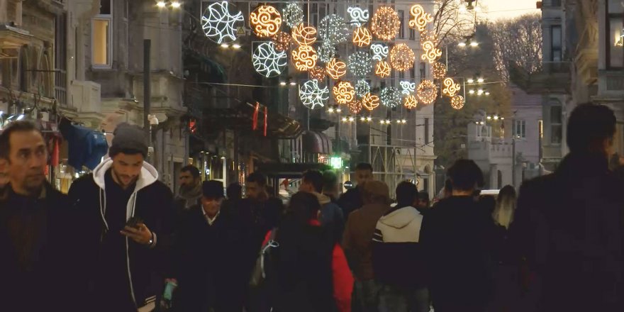 İSTİKLAL CADDESİ YENİ YILA DAHA YEŞİL,  IŞIL IŞIL , LAVANTA VE GÜL KOKULARIYLA GİRECEK  