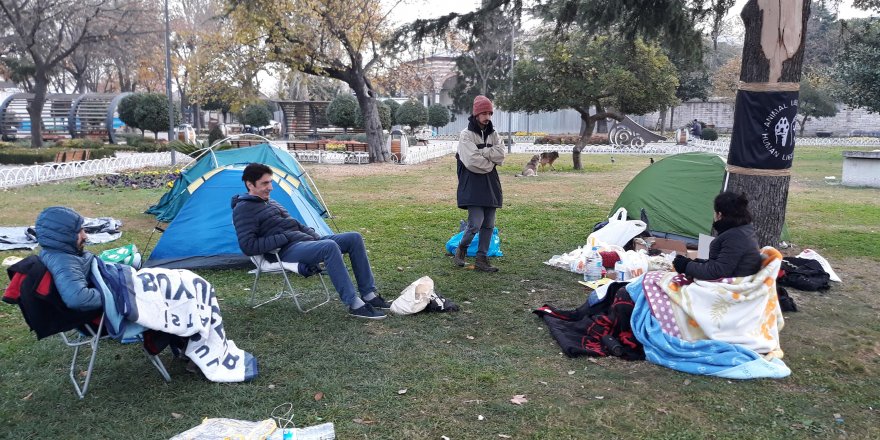 İBB  ÖNÜNDE FAYTON PROTESTOSU; ÇADIRLARDA SABAHLADILAR