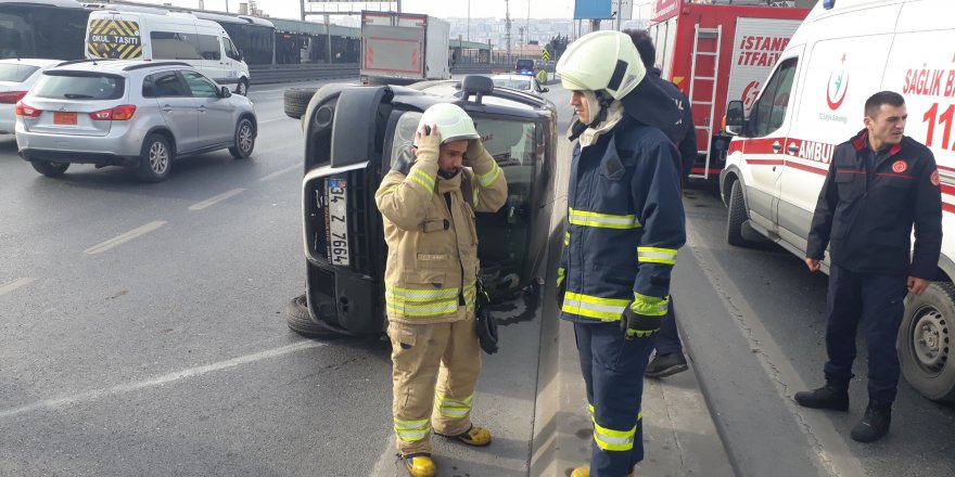 ESENYURT'TA OTOMOBİL DEVRİLDİ, TRAFİK YOĞUNLUĞU OLUŞTU