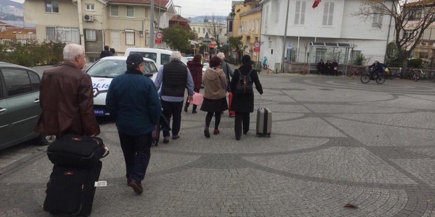 ADALAR'DA FAYTONLAR DURDURULDU... ZİYARETÇİLER YÜRÜYOR YA DA BİSİKLET KİRALIYOR