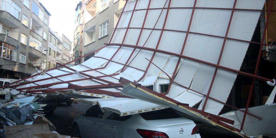 BEYOĞLU'NDA LODOS İŞ HANININ ÇATISINI UÇURDU