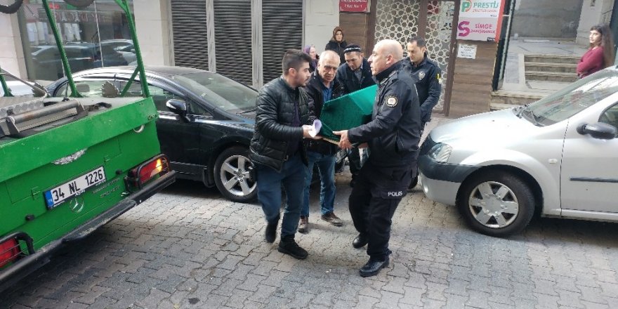 Eşini Bıçakla Öldürdü, Polise Teslim Oldu