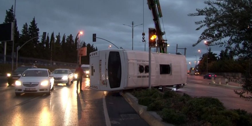 Bakırköy’de Servis Midibüsü Devrildi: 3 Yaralı