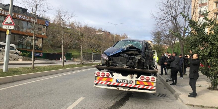 Ümraniye’de Aydınlatma Direğine Çarpan Araç Takla Attı