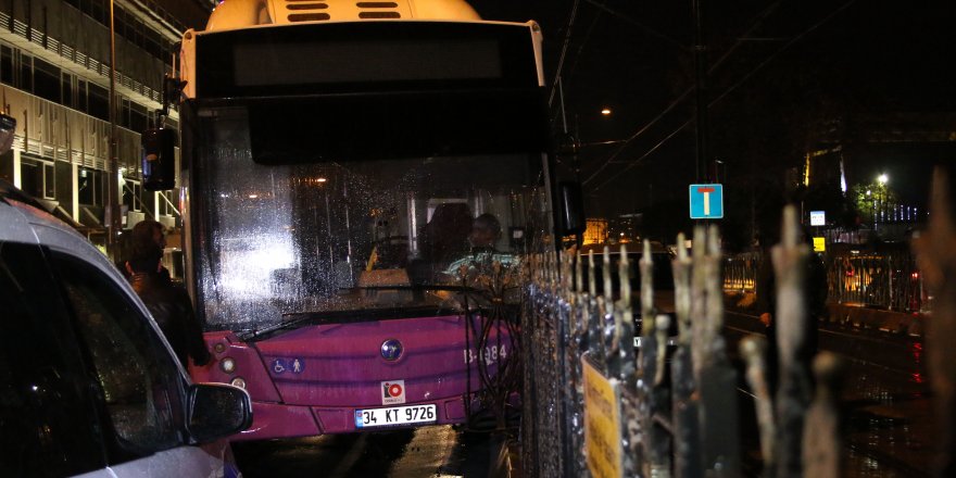 BELEDİYE OTOBÜSÜ TRAMVAY PARMAKLIKLARINA ÇARPTI