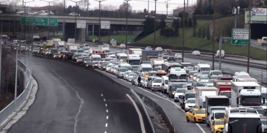 Tem Otoyolu’nu Trafiğe Kapatan İntihar Girişimi