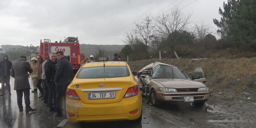 ARNAVUTKÖY'DE KAZA SONRASI ARAÇTA SIKIŞAN SÜRÜCÜ İTFAİYE TARAFINDAN KURTARILDI 