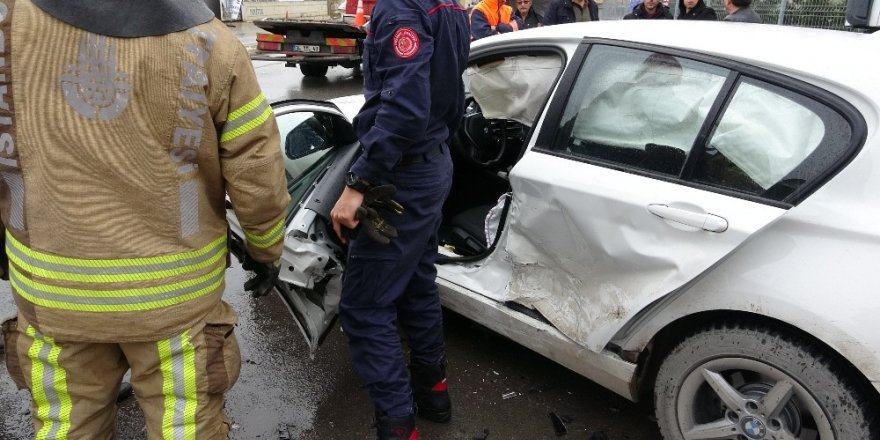 Pendik’te Lüks Otomobiller Birbirine Girdi: 2 Yaralı