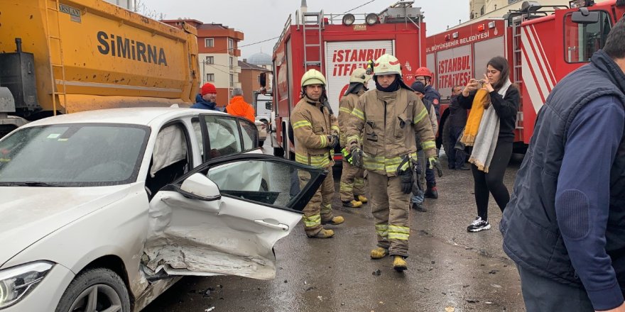 PENDİK'TEKİ KAZADA SIKIŞAN SÜRÜCÜYÜ İTAFİYE KURTARDI