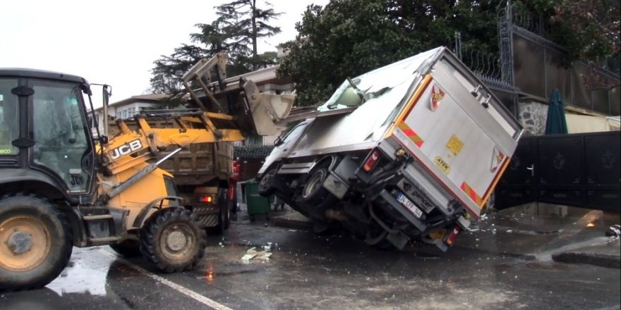 Kamyonda Taşınan Sac Yol Kenarındaki Kamyonete Ok Gibi Saplandı