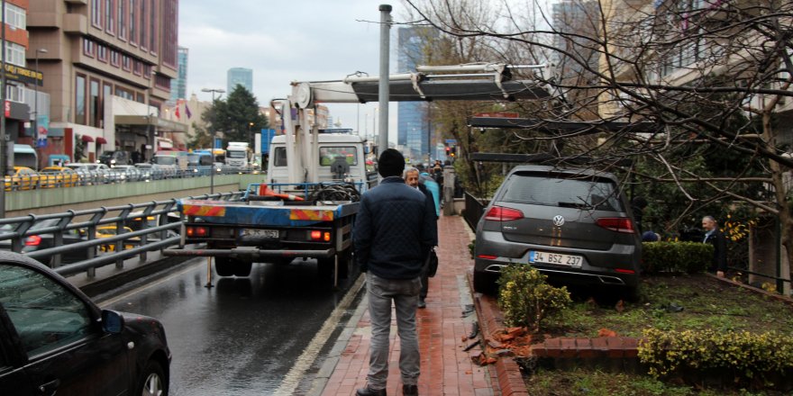 BEŞİKTAŞ'TA KAZA YAPAN OTOMOBİL KALDIRIMA ÇIKTI 