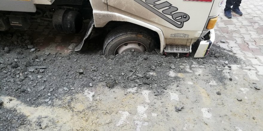 Avcılar’da Yol Çöktü, Kamyon Mahsur Kaldı