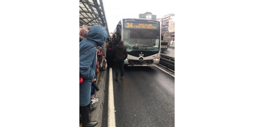 ŞİRİNEVLER DURAĞINDA YOLCUYA METROBÜS ÇARPTI, AVCILAR YÖNÜNDE SEFERLER YAPILAMIYOR (1)