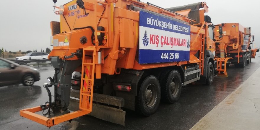 İstanbul’da Kar Küreme Araçları Yollara Çıktı