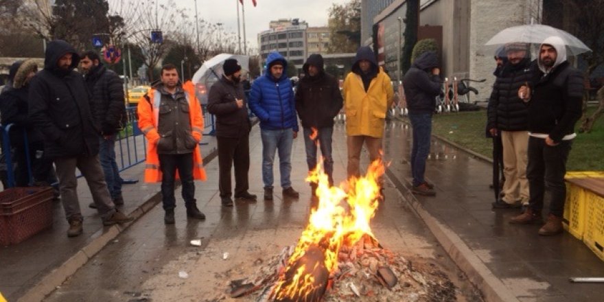 İBB'DEN İŞTEN ÇIKARILANLAR VE HAYVANSEVERLER SOĞUK HAVAYA RAĞMEN EYLEMLERİNE DEVAM EDİYOR