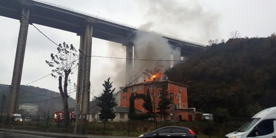 Beykoz’da Binanın Çatısı Alev Alev Yandı