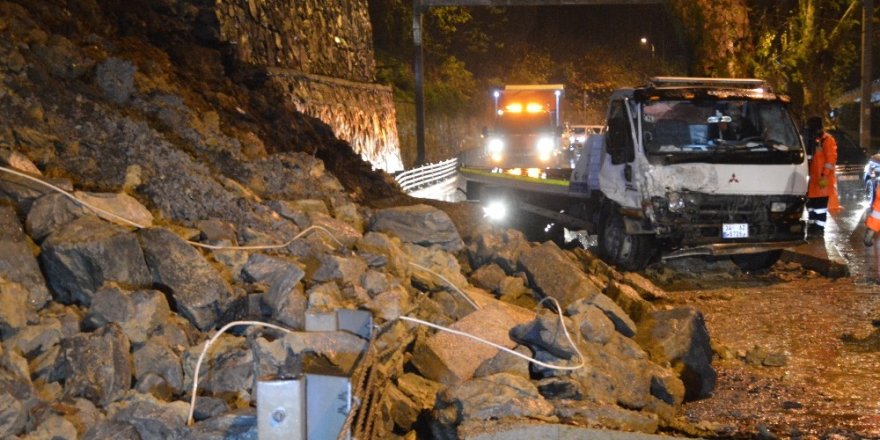 Sarıyer Çayırbaşı Tüneli Girişinde İstinat Duvarı Yıkıldı: Yol Trafiğe Kapatıldı