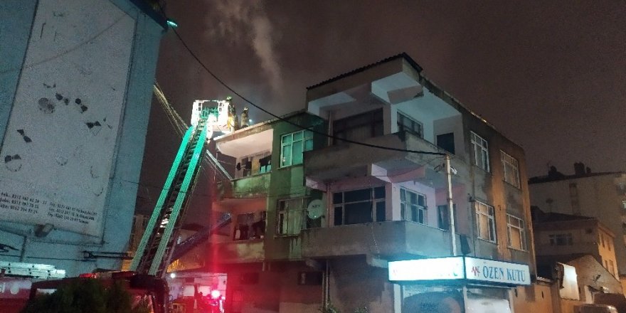 Binanın Çatısı Yandı, O Elbiselerini Kurtarma Derdine Düştü