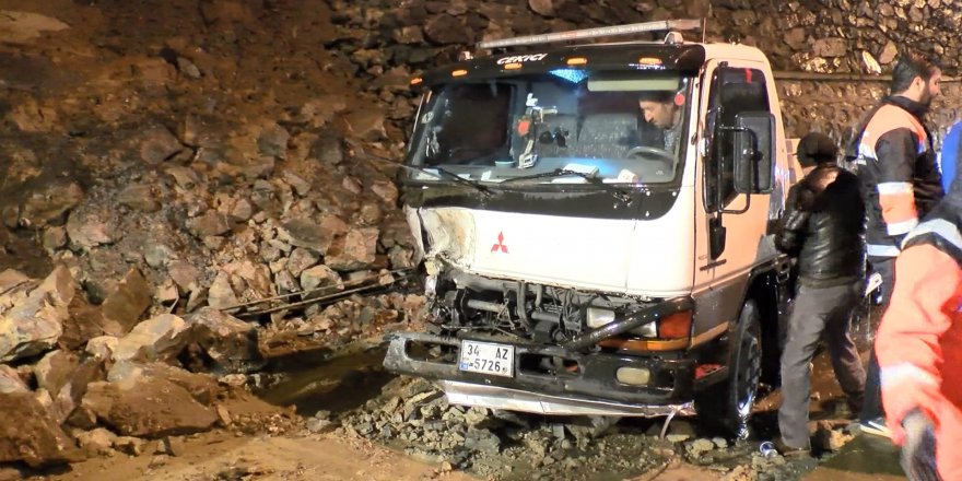 SARIYER'DE YOL KENARINDAKİ İSTİNAT DUVARI ÇÖKTÜ(GENİŞ HABER)