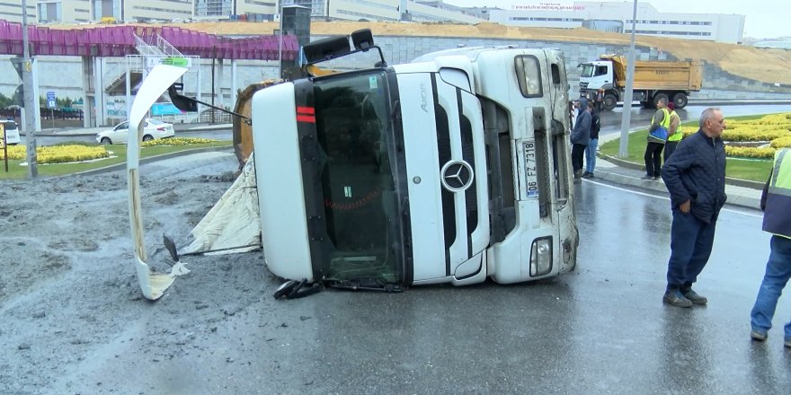 BAŞAKŞEHİR'DE HAFRİYAT TIRI DEVRİLDİ; 15 TONLUK HAFRİYAT YOLA DÖKÜLDÜ