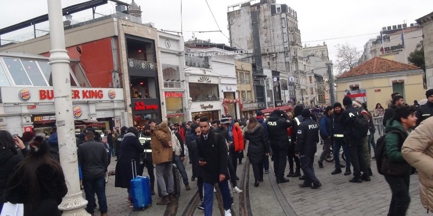 Taksim’de Yılbaşı Önlemleri Başladı, Yollar Araç Trafiğine Kapatıldı