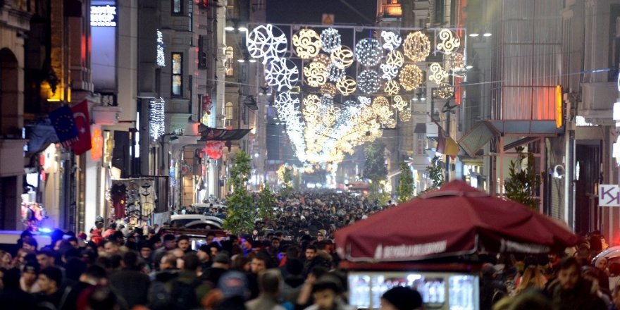 İstiklal Caddesi’ndeki Yoğunluk Fotoğraf Karelerine Yansıdı