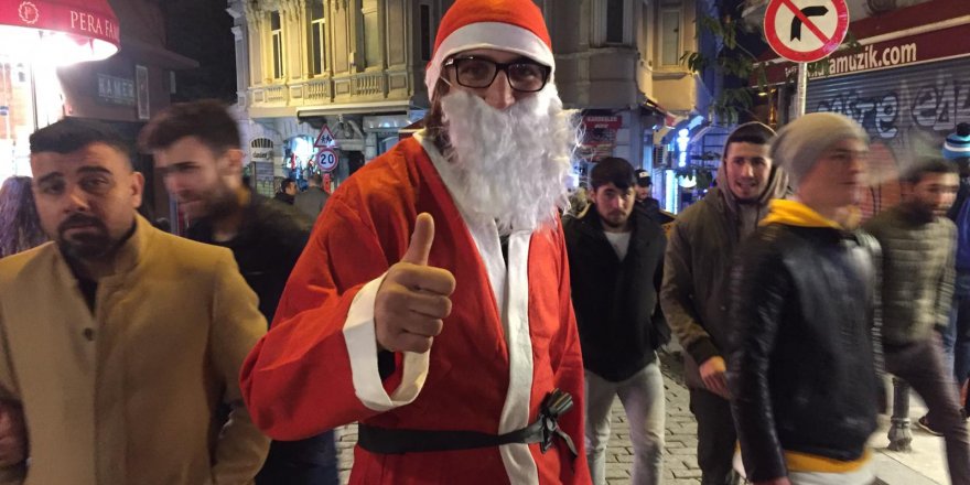 GALATA KULESİ'NDE NOEL BABA KOSTÜMÜ GİYEN KİŞİ VATANDAŞLARLA FOTOĞRAF ÇEKTİRDİ