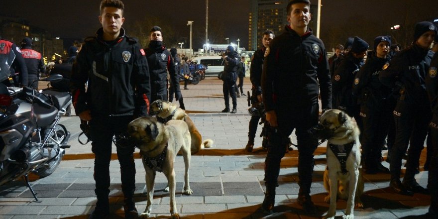 İstanbul Valisi Ali Yerlikaya, Taksim’de Yılbaşı Tedbirlerini Denetledi