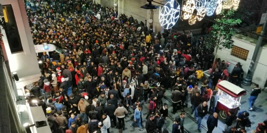 İstiklal Caddesi’nde Yılbaşı Yoğunluğu