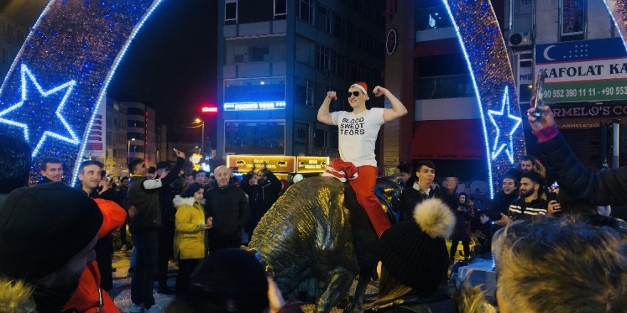 Kadıköy’de Yeni Yıla Şınav Çekerek Girdiler