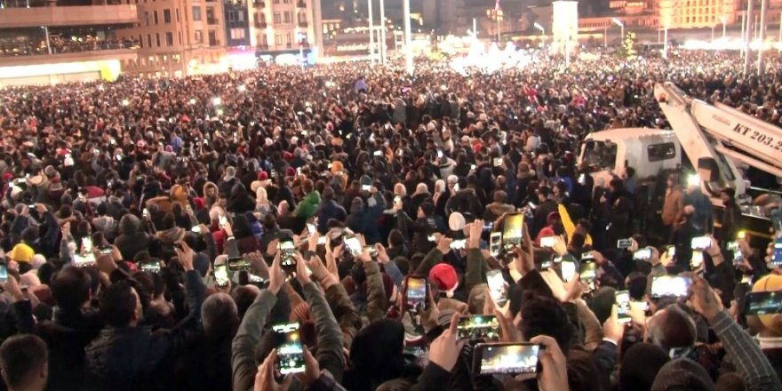 Taksim’de Binlerce Vatandaş Yeni Yılı Coşkuyla Karşıladı