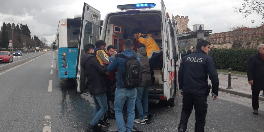 Zeytinburnu’nda Durakta Otobüs Bir Başka Otobüse Çarptı: 15 Yaralı