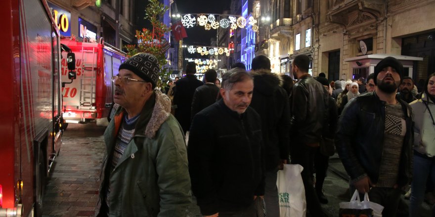 İSTİKLAL CADDESİ'NDEKİ KİTAPÇIDA ÇIKAN YANGINI BÖYLE İZLEDİLER 