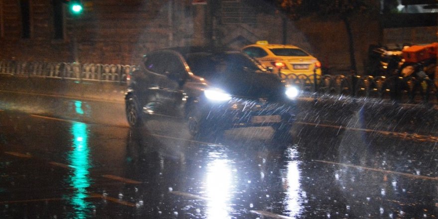 Gece Saatlerinde Başlayan Yağmur İstanbul’da Etkili Oldu