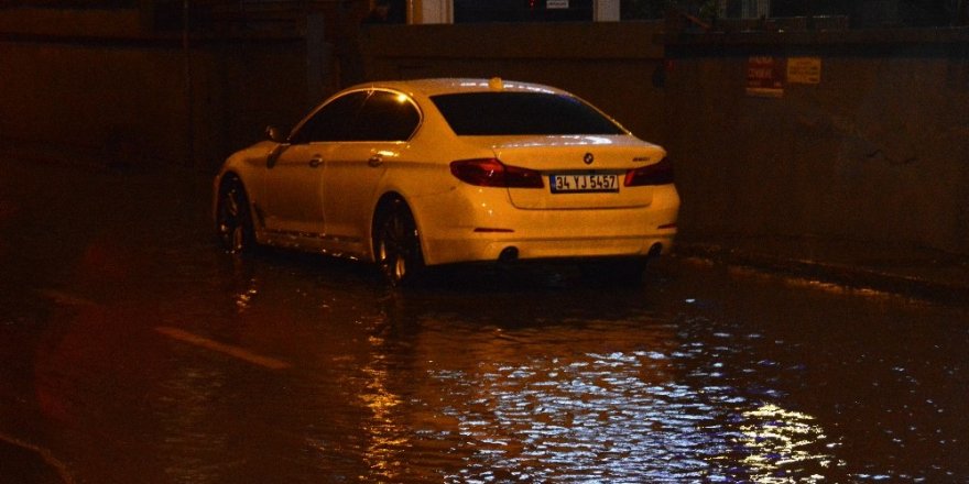 Lüks Otomobil Su Birikintisi İçerisinde Mahsur Kaldı