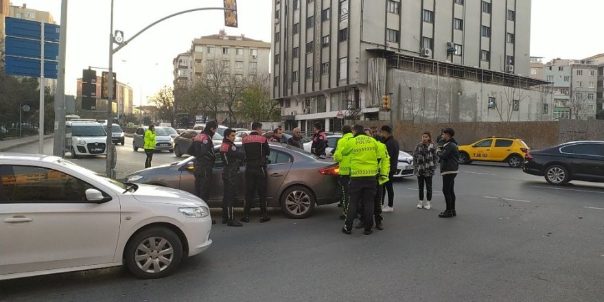 Bahçelievler’de İki Otomobilin Karıştığı Kazada 5 Kişi Yaralandı