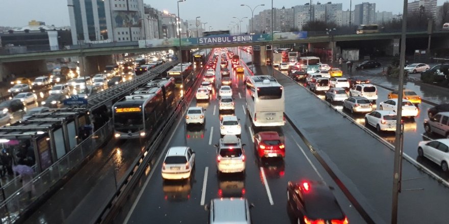 İstanbul’da Sağanak Yağış Ve Fırtına Etkili Oluyor