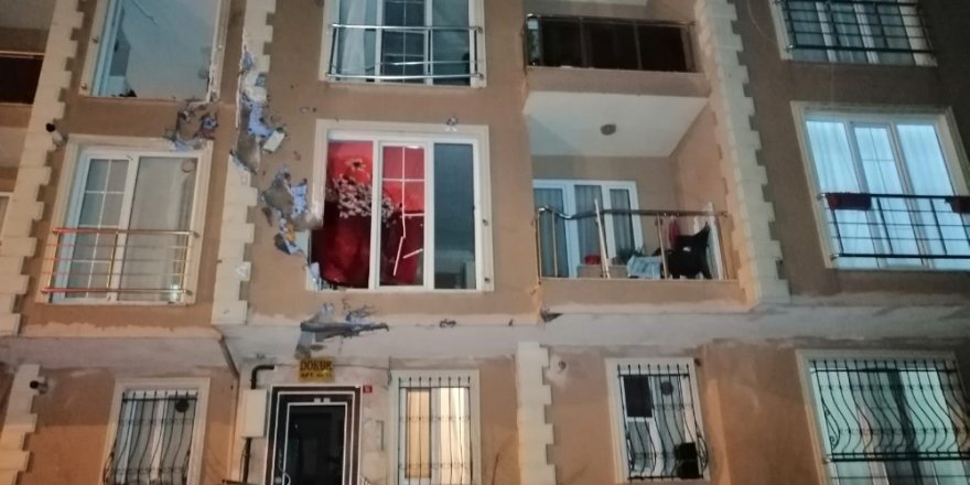 Uçan Çatı Karşı Apartmana Ok Gibi Saplandı