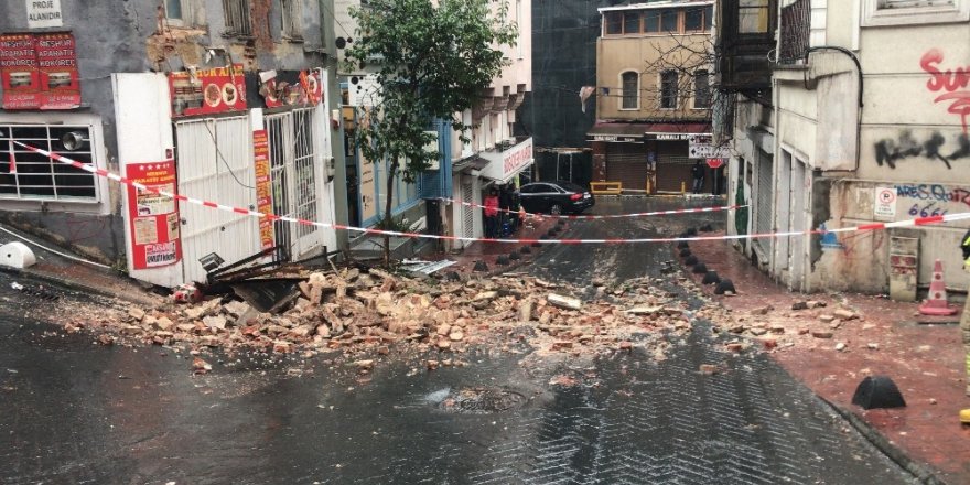 ⁃Beyoğlu’nda 2 Katlı Metruk Binada Çökme