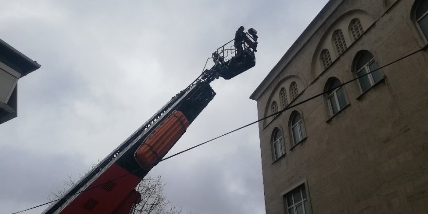 Cami Kubbesine Müdahale Etmeye Çalışan İtfaiyecilerin Zor Anları Kamerada