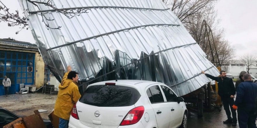 Silvri’de Şiddetli Rüzgar İş Yerinin Çatısını Uçurdu