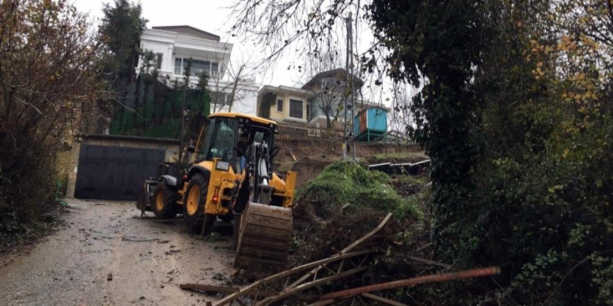 Kavacık’ta Villanın Bahçesinin İstinat Duvarı Çöktü