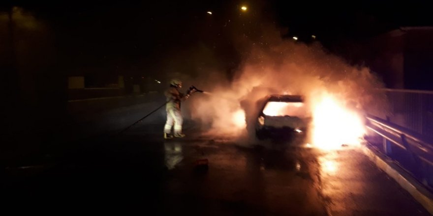 Alev Topuna Dönen Otomobilden Sürücüyü İtfaiye Çıkarttı