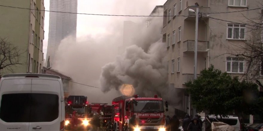 Ümraniye’de Bir Yatak İmalathanesinde Yangın Çıktı. Olay Yerine Çok Sayıda İtfaiye Ekibi Sevk Edildi.