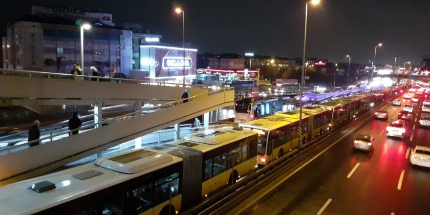 Metrobüs Arıza Yaptı, Uzun Kuyruklar Oluştu