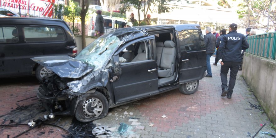 ÜSKÜDAR'DA OTOMOBİL İŞYERİNİN DUVARINA ÇARPTI: 2 YARALI (1)